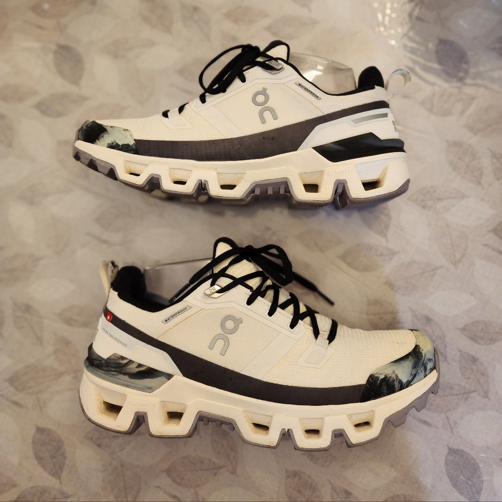 On Cloudwander Cream and Black Waterproof Trail Shoes Women's Size 8